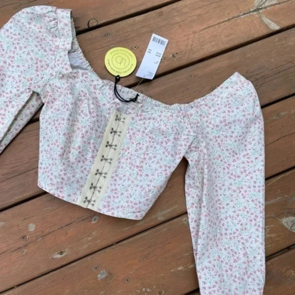 New Love Stuck Floral Hook & Eve Top - Picture 4 of 16